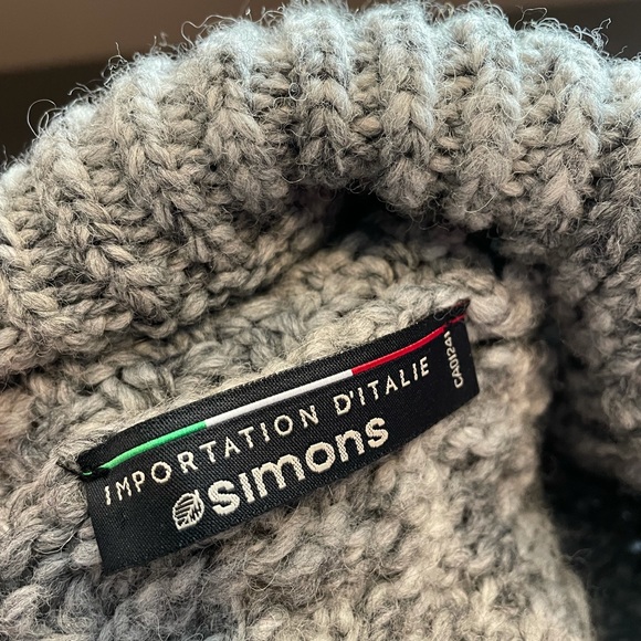 Wool Grey Toque with Pompom - Picture 3 of 3